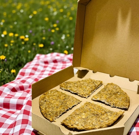Gryzak dla psa Dogy Pizza z salami i żwaczem